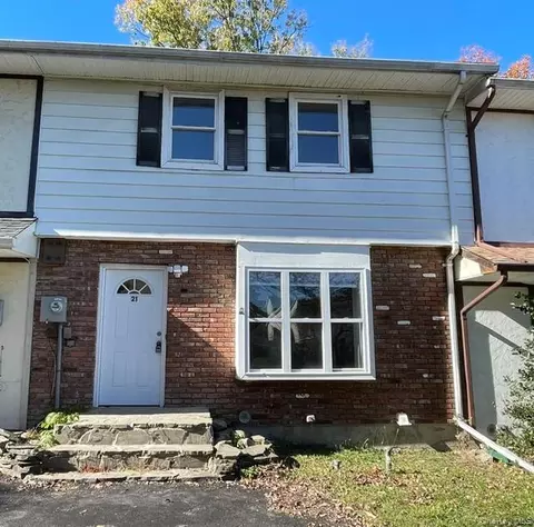 21 Black Stallion Ct, Middletown, NY 10940