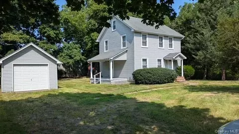 170 Barnes Rd, Moriches, NY 11955