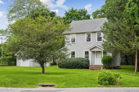 170 Barnes Rd, Moriches, NY 11955