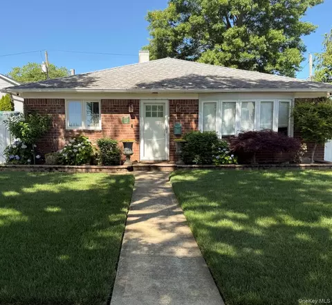 2338 Maple Ave, Seaford, NY 11783