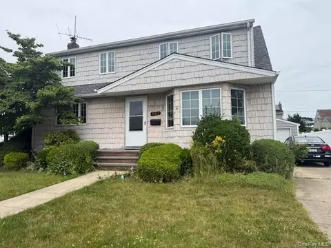 391 Ferris Rd, Seaford, NY 11783