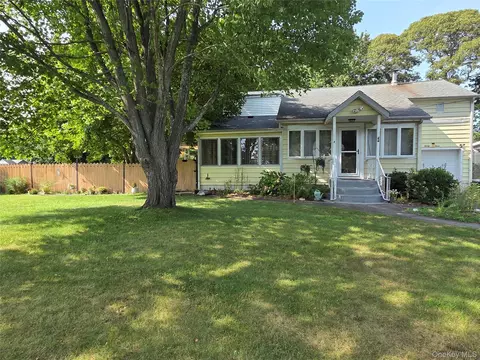 33 Elmwood Ave, Selden, NY 11784