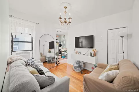 350 S 4th St #4F, Brooklyn, NY 11211