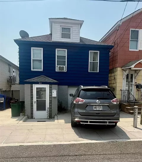 42 W 14th Rd, Far Rockaway, NY 11693