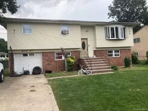 79 Gordon Ave, West Babylon, NY 11704