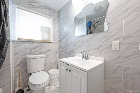 Bath - 41 Prospect Pl, Riverhead, NY 11901 photo 2 of 3
