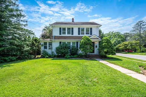 Exterior - 41 Prospect Pl, Riverhead, NY 11901 photo 3 of 5