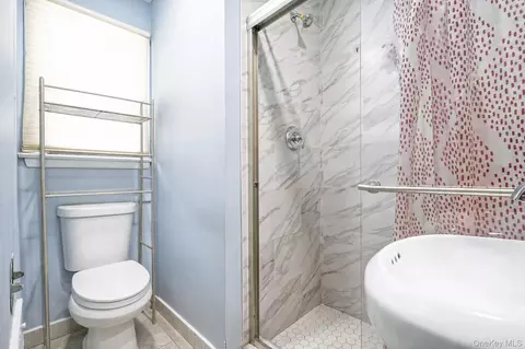 Bath - 41 Prospect Pl, Riverhead, NY 11901 photo 1 of 3