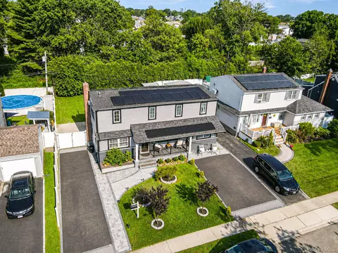 828 Strang Dr, Wantagh, NY 11793