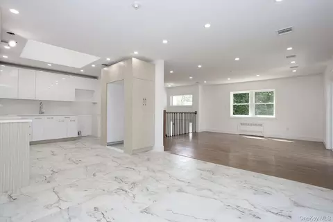 Living - 38 Singer Ave, Ramapo, NY 10977 photo 6 of 10