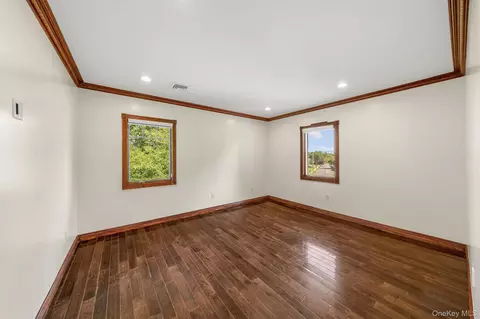Bedroom - 300 Ellen Pl, Jericho, NY 11753 photo 2 of 3
