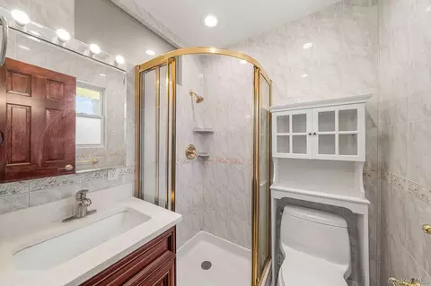 Bath - 300 Ellen Pl, Jericho, NY 11753 photo 2 of 5