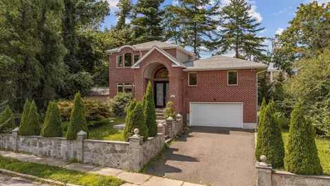 Exterior - 300 Ellen Pl, Jericho, NY 11753 photo 2 of 8