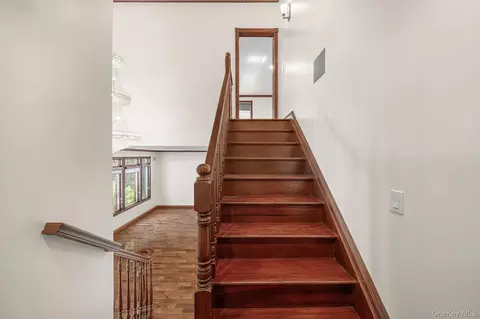 Entry Way - 300 Ellen Pl, Jericho, NY 11753 photo 4 of 7