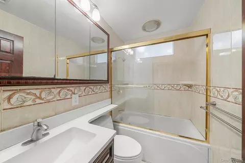 Bath - 300 Ellen Pl, Jericho, NY 11753 photo 1 of 5