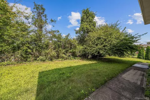 Exterior - 300 Ellen Pl, Jericho, NY 11753 photo 6 of 8
