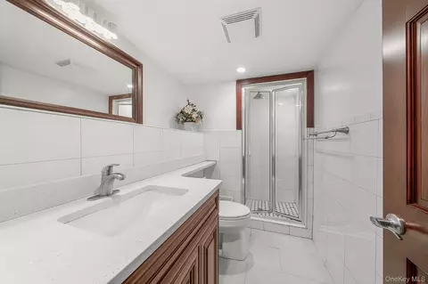 Bath - 300 Ellen Pl, Jericho, NY 11753 photo 5 of 5