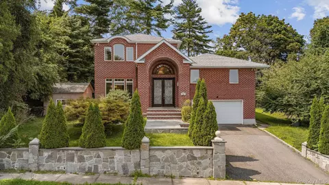 Exterior - 300 Ellen Pl, Jericho, NY 11753 photo 1 of 8