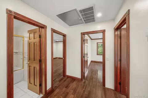Entry Way - 300 Ellen Pl, Jericho, NY 11753 photo 3 of 7