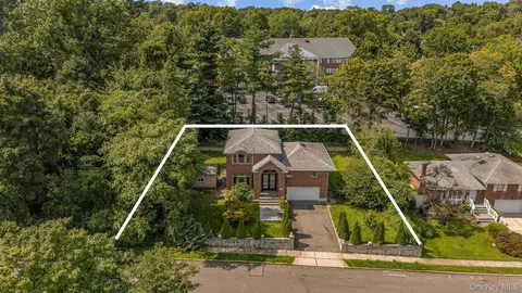 View/Area - 300 Ellen Pl, Jericho, NY 11753 photo 1 of 3