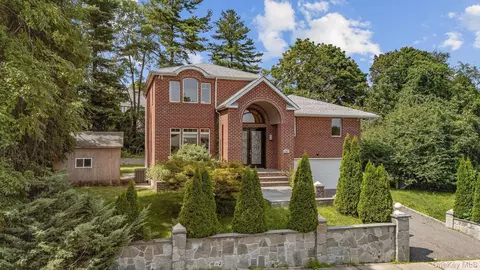Exterior - 300 Ellen Pl, Jericho, NY 11753 photo 3 of 8