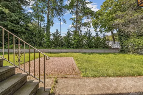 Exterior - 300 Ellen Pl, Jericho, NY 11753 photo 4 of 8