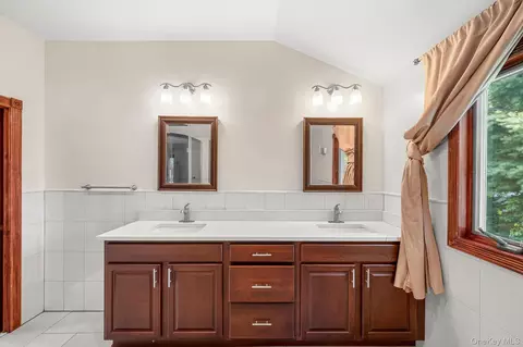 Bath - 300 Ellen Pl, Jericho, NY 11753 photo 4 of 5