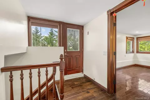 Entry Way - 300 Ellen Pl, Jericho, NY 11753 photo 6 of 7