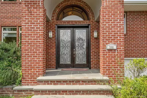 Entry Way - 300 Ellen Pl, Jericho, NY 11753 photo 1 of 7