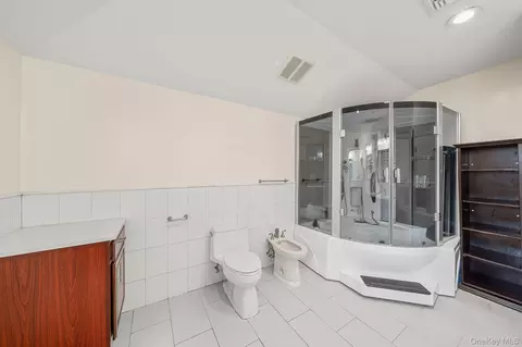Bath - 300 Ellen Pl, Jericho, NY 11753 photo 3 of 5