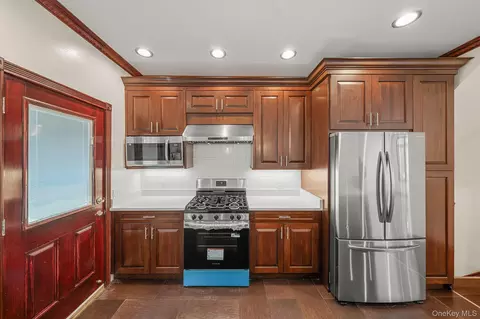 Kitchen - 300 Ellen Pl, Jericho, NY 11753 photo 2 of 3