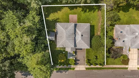 View/Area - 300 Ellen Pl, Jericho, NY 11753 photo 2 of 3