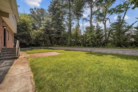 Exterior - 300 Ellen Pl, Jericho, NY 11753 photo 7 of 8