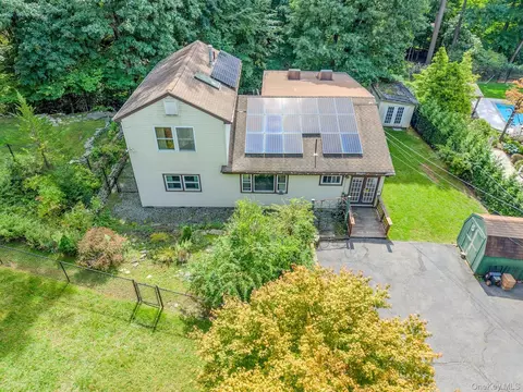 30 N Strawberry Hill Ln N, Clarkstown, NY 10994