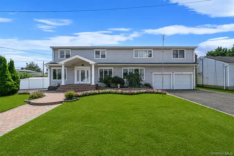52 Manhattan Ave, West Babylon, NY 11704