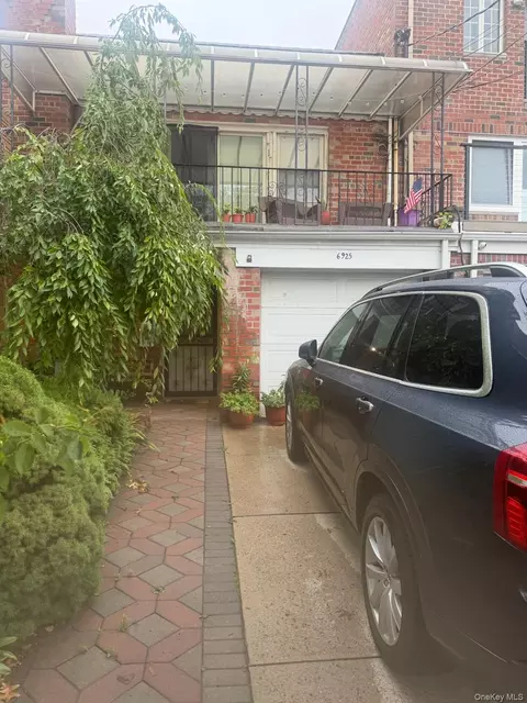 69-25 59th Dr, New York, NY 11378