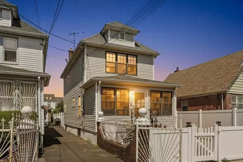 21825 104 Ave, New York, NY 11429