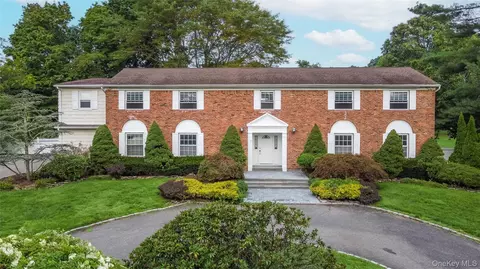 34 Lisa Ct, Syosset, NY 11791