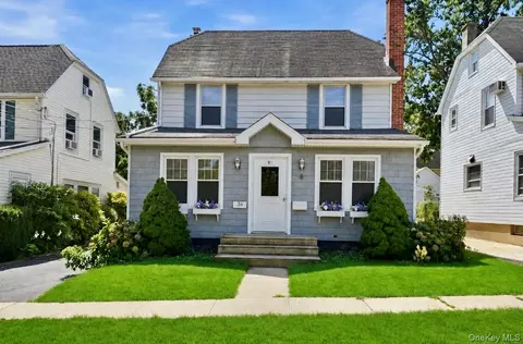 36 Hawthorne St, North Hempstead, NY 11596
