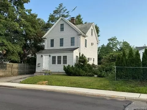 105 Bayview Ave, North Hempstead, NY 11030