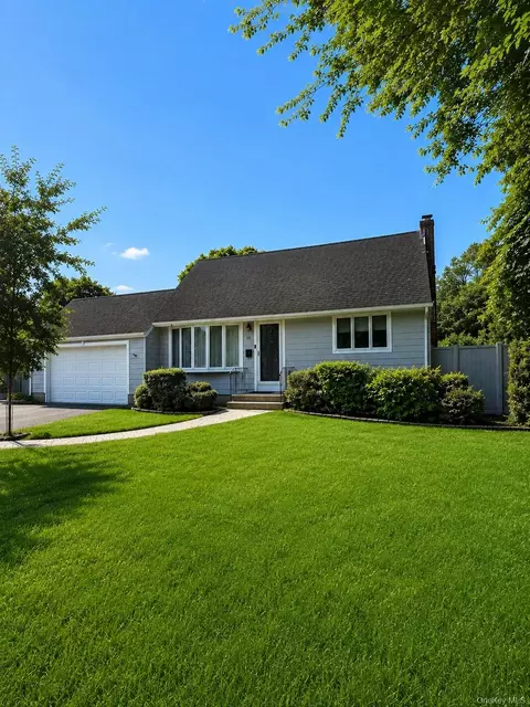 18 Lotus Rd, Bayport, NY 11705