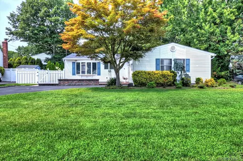 116 Shenandoah Blvd N, Nesconset, NY 11767