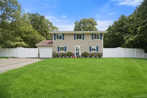 4 Acorn St, Lake Ronkonkoma, NY 11779
