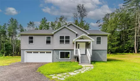 26 Summit Dr, Highland, NY 12719