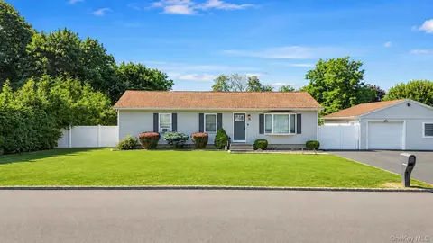 28 Mapleton Ave, Farmingville, NY 11738