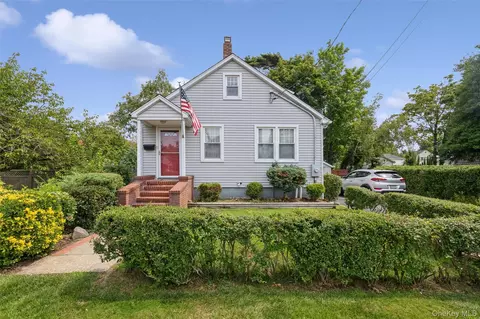 27 Litchfield Ave, Babylon, NY 11702