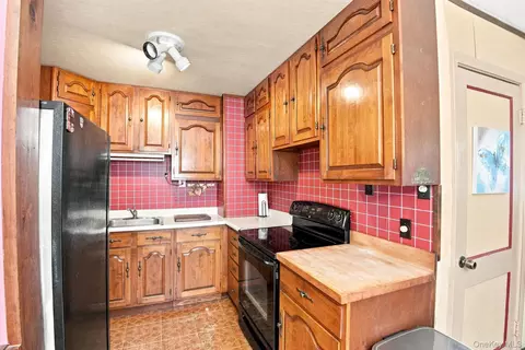 Kitchen - 9 Kinderhook Dr, Poughkeepsie, NY 12603 photo 1 of 3