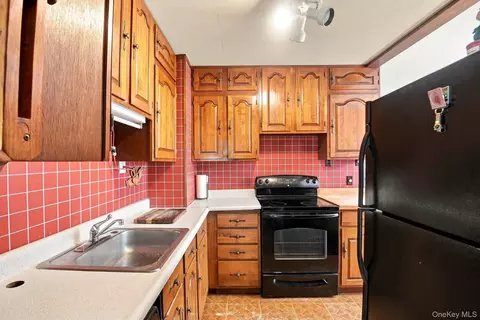 Kitchen - 9 Kinderhook Dr, Poughkeepsie, NY 12603 photo 3 of 3
