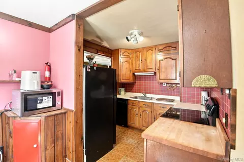 Kitchen - 9 Kinderhook Dr, Poughkeepsie, NY 12603 photo 2 of 3
