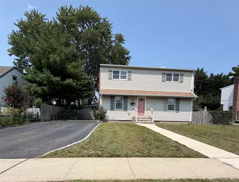3679 Lark St, Levittown, NY 11756